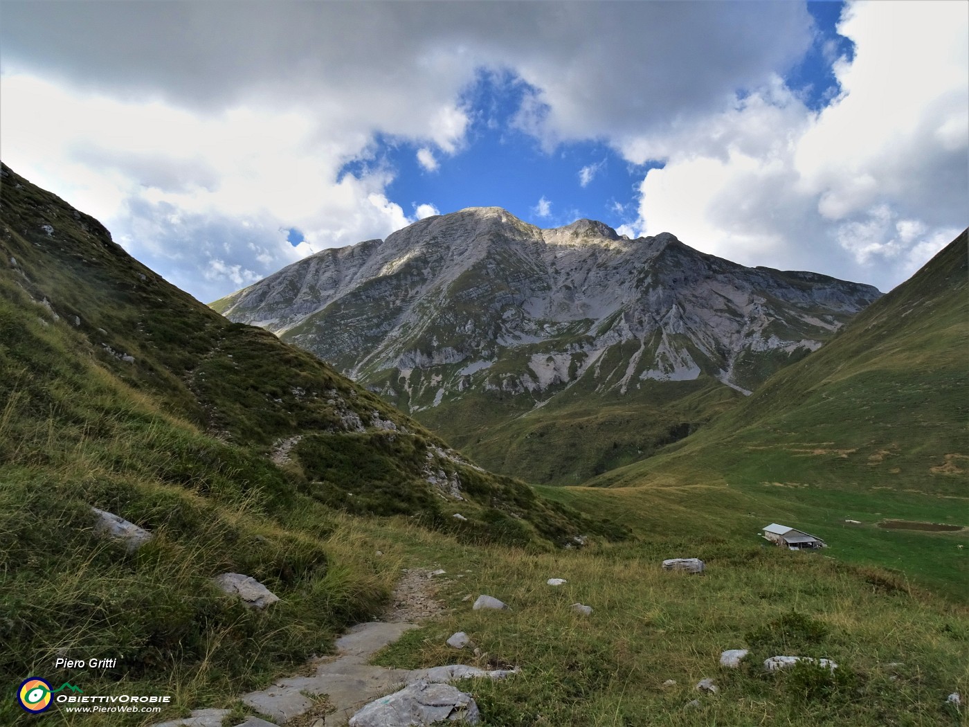 64 Discesa sul sent. 237 al pianoro pascolivo di Camplano con vista in Arera.JPG